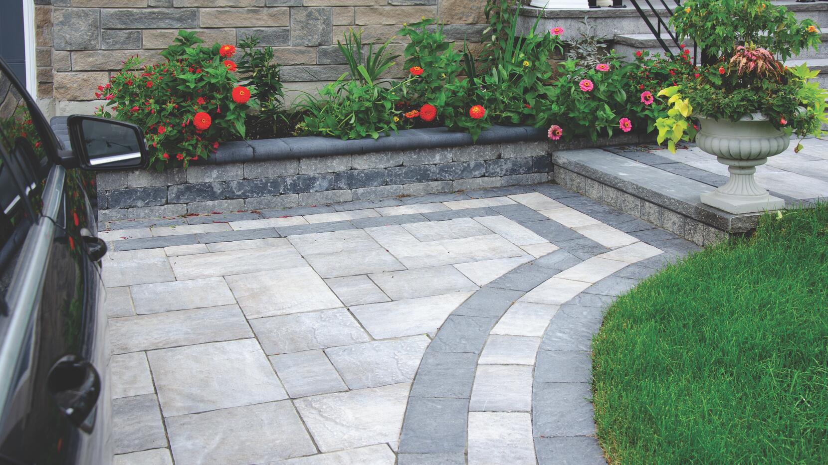 Pavers: Villanova, Champagne with Onyx border Garden Wall: Castlerok 2, Greystone with Onyx accent band and Cassina, Onyx coping