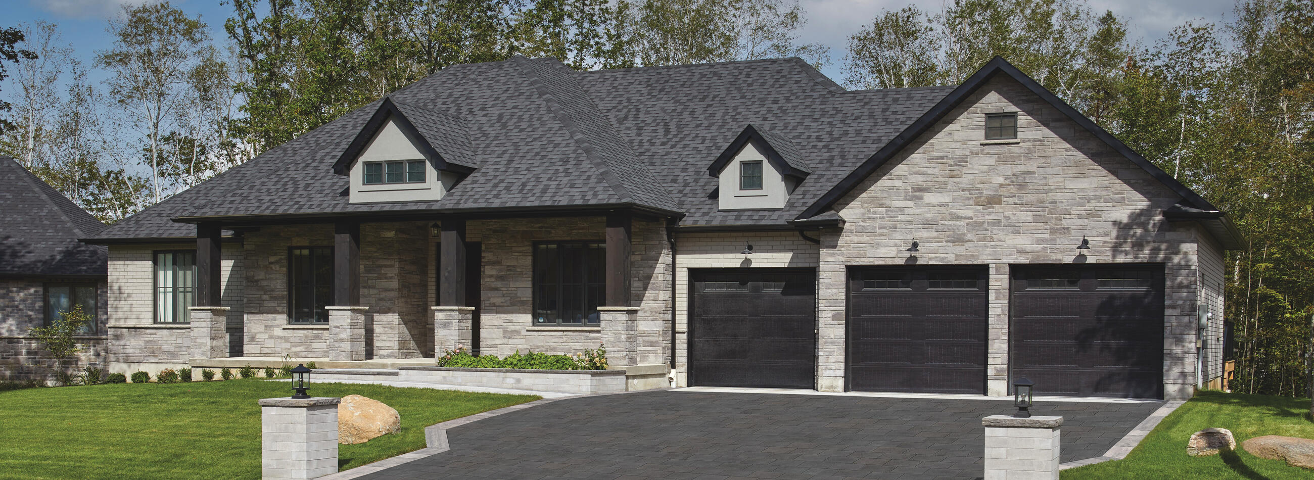 House using Brampton Brick and Oaks Landscape products 