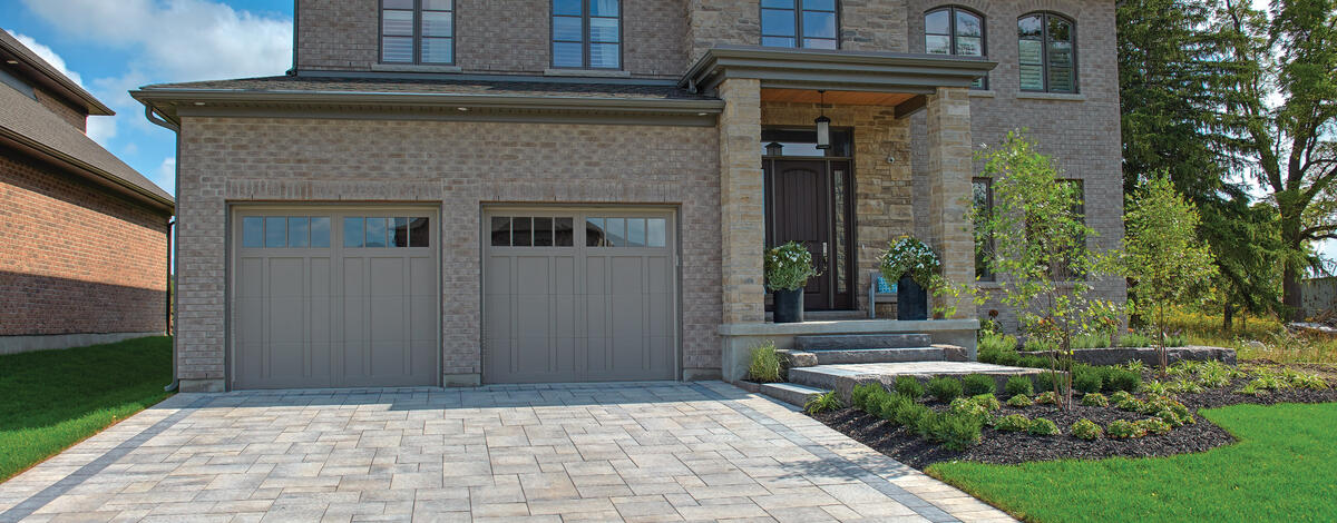 House with driveway using Crossroads Series, Rialto 80mm and Villanova products from Brampton Brick