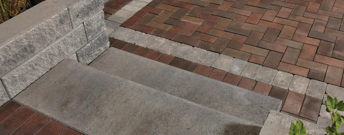 Patio utilisant les produits de pavé Market, Gardenia Linear et Aria Step de Brampton Brick