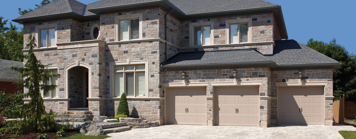House and driveway using Vivace Canada and Villanova products from Brampton Brick