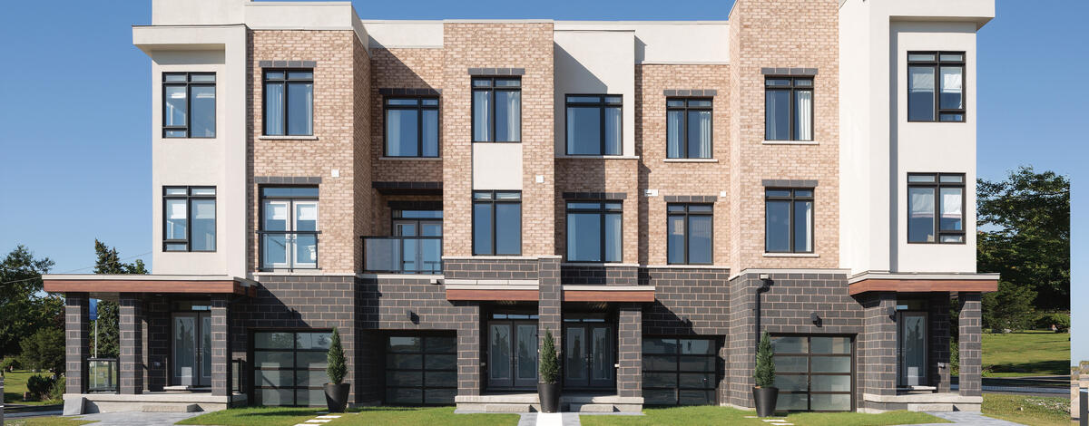 Bâtiment résidentiel utilisant les produits Finesse, Eterna et de la série Historic de Brampton Brick