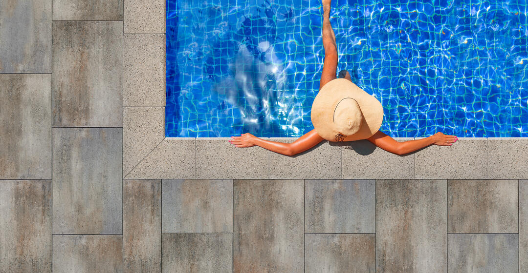Pool coping using Oasis Bullnose with Nueva® XL Slab from Brampton Brick