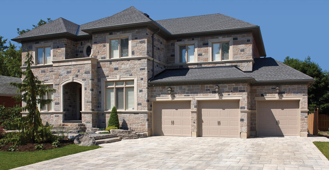 House and driveway using Vivace Canada and Villanova products from Brampton Brick