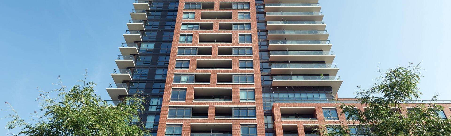 Bâtiment résidentiel utilisant les produits Finesse et de la série Architectural de Brampton Brick