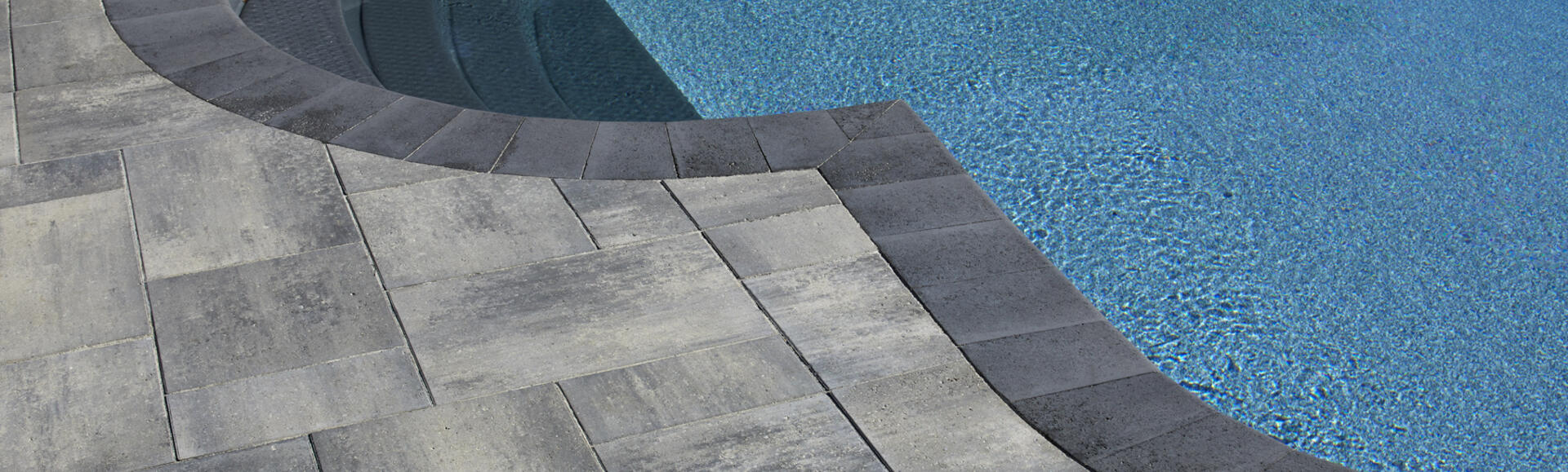 Pavés de piscine et de patio utilisant Nueva Slab et les produits de moulure Cassina de Brampton Brick