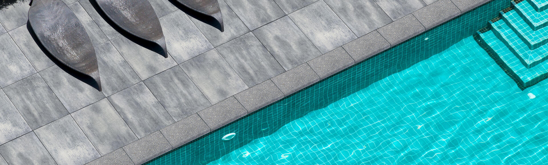 Moulure de piscine utilisant les produits Oasis Bullnose et Nueva XL (dalle) de Brampton Brick