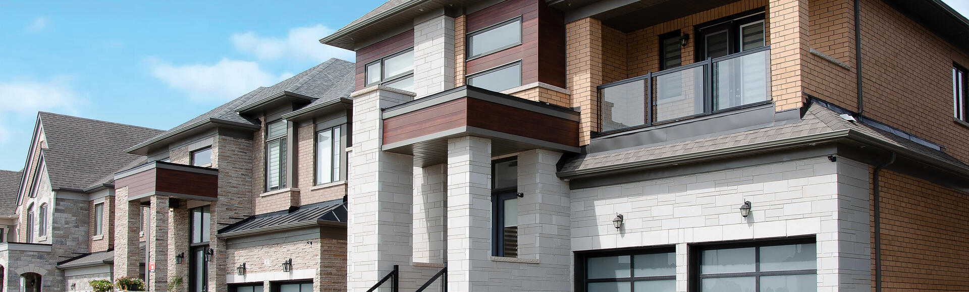 House with driveway using Contemporary, Contempo and Molina® products from Brampton Brick
